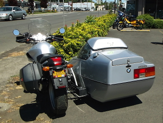 Illustration for article titled For $11,995, Would You Ring In The New Year With This 2004 BMW R1150RT and Hannigan Sidecar?